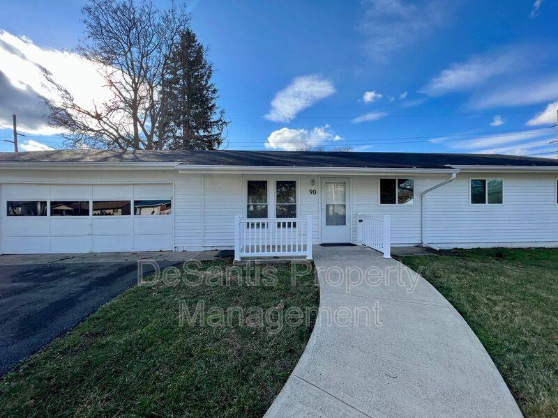 House for rent at 90 Robinhood Dr, Cranberry Township, PA 16066
