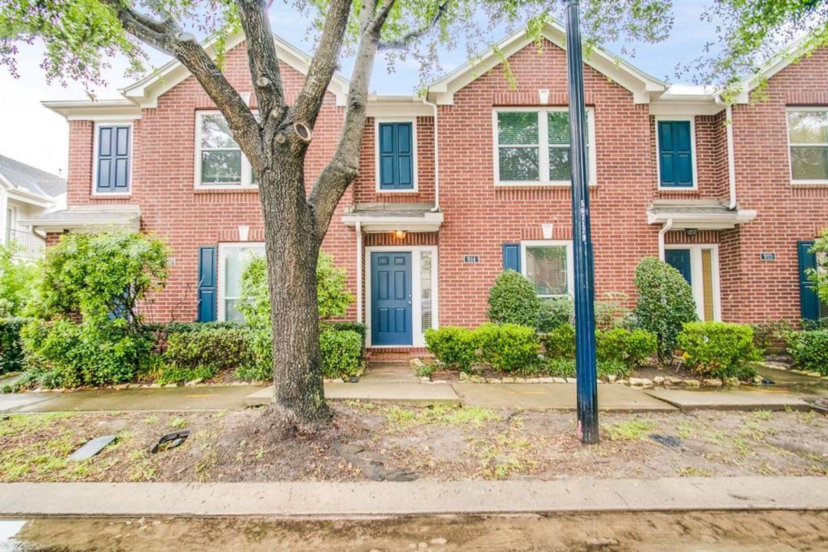 Townhouse for rent at 914 W Heights Hollow Lane, Houston, TX 77007