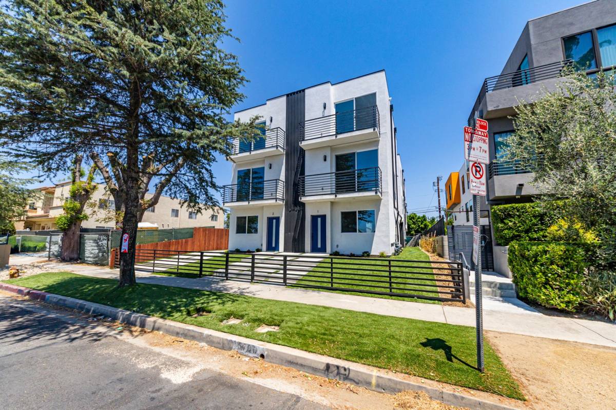 Townhouse for rent at 6700 Balboa, Van Nuys, CA 91406
