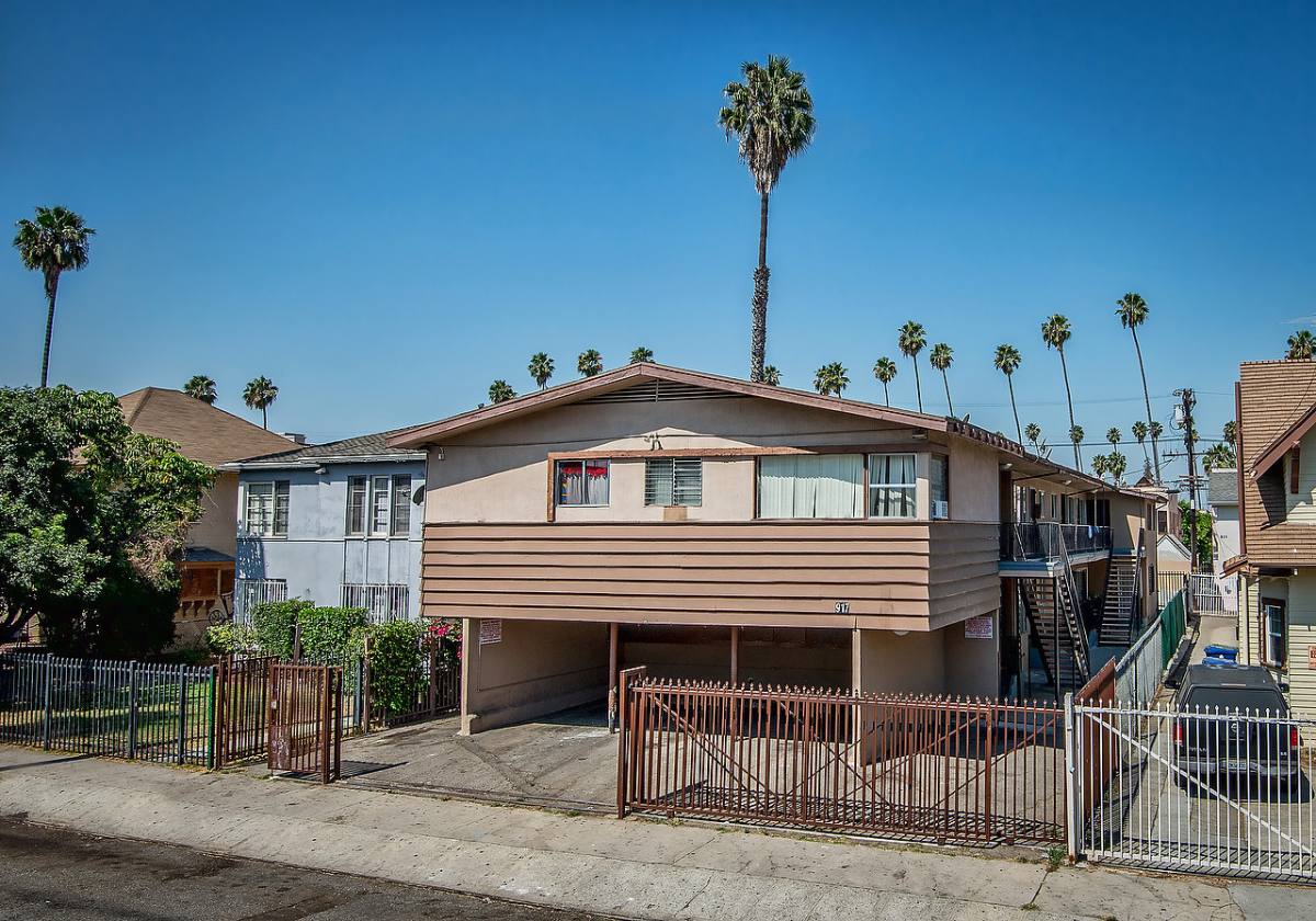 Apartment for rent at 917 S Fedora St, Los Angeles, CA 90006