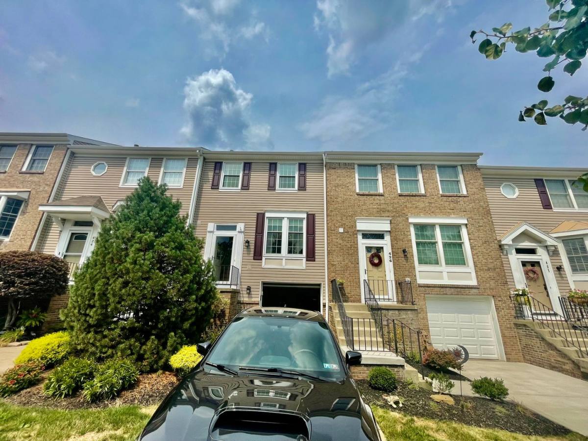 Townhouse for rent at 425 Parkridge Lane, Coraopolis, PA 15108