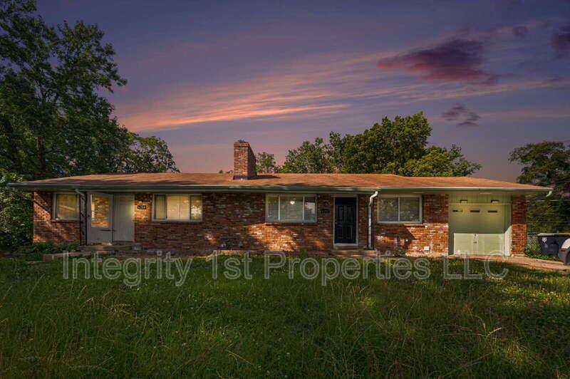 Townhouse for rent at 4200 N Askew Ave, Kansas City, MO 64117