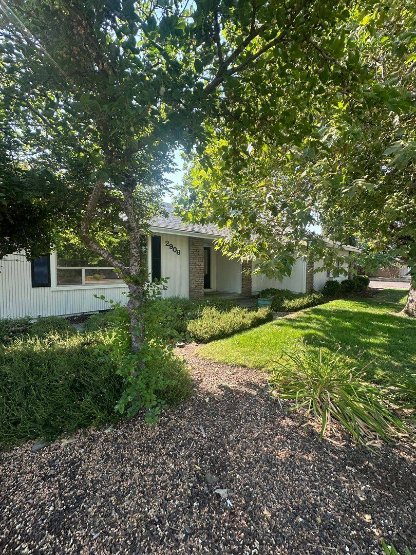 House for rent at 2906 Aldersgate Rd, Medford, OR 97504