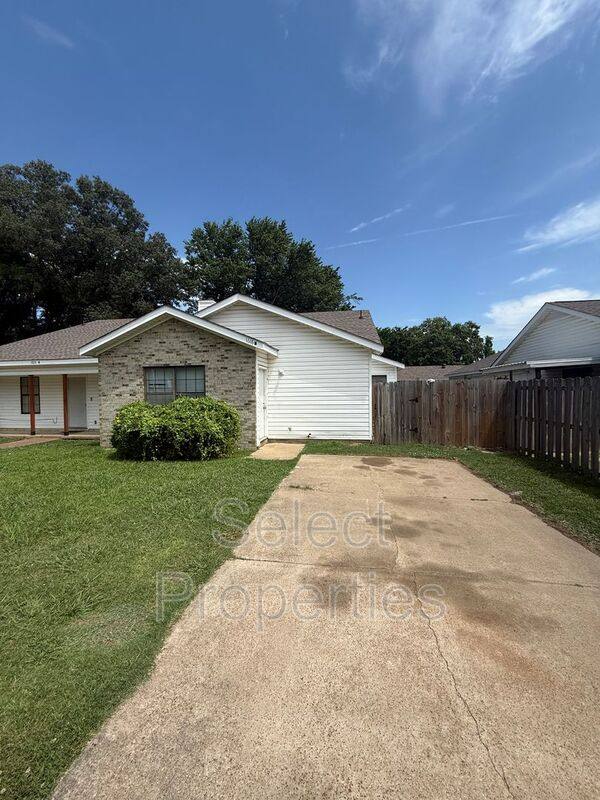 Apartment for rent at 1618 W Matthews #B, Jonesboro, AR 72401