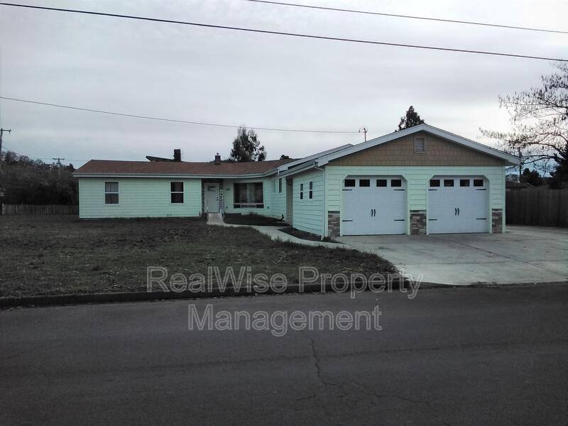 House for rent at 2347 Cannon Ave, Roseburg, OR 97471