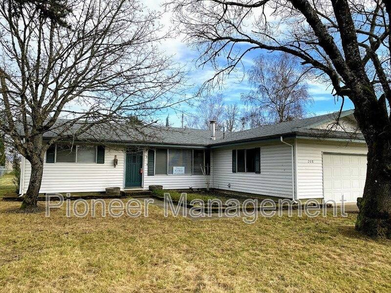 House for rent at 208 Hawthorne St, Sutherlin, OR 97479