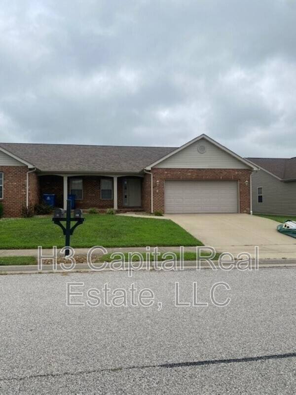 Apartment for rent at 5 Crimson Court, Highland, IL 62249