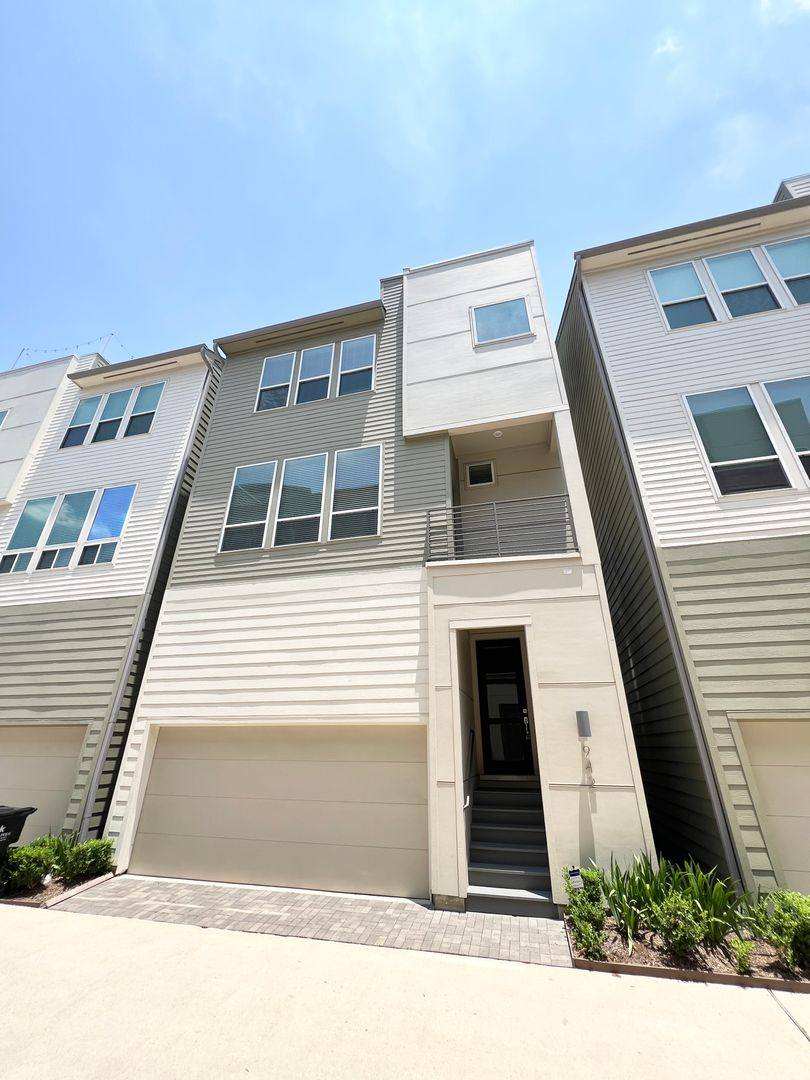 Apartment for rent at 942 W 18th St, Houston, TX 77008