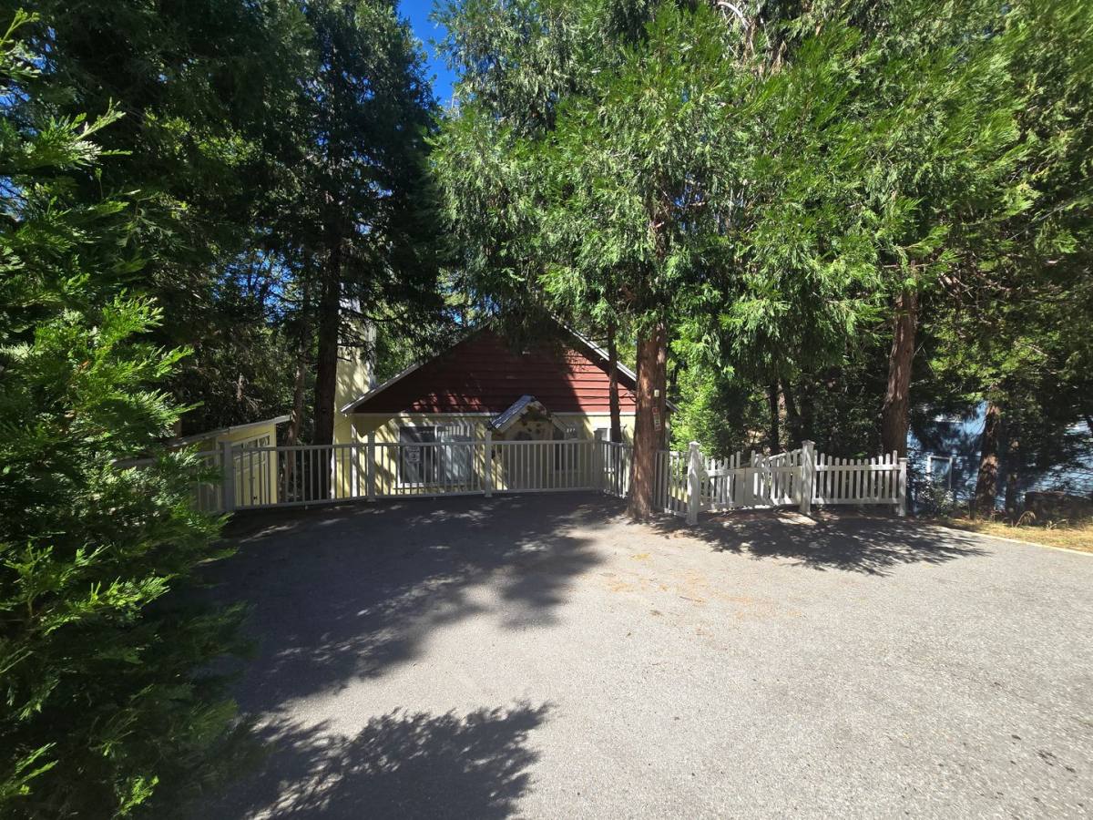 House for rent at 23938 Park Lane, Crestline, CA 92325