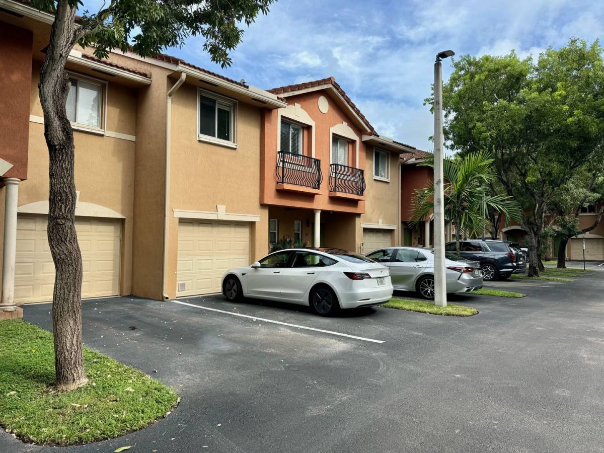 Apartment for rent at 31 - 57 SE, Hallandale, FL 33009