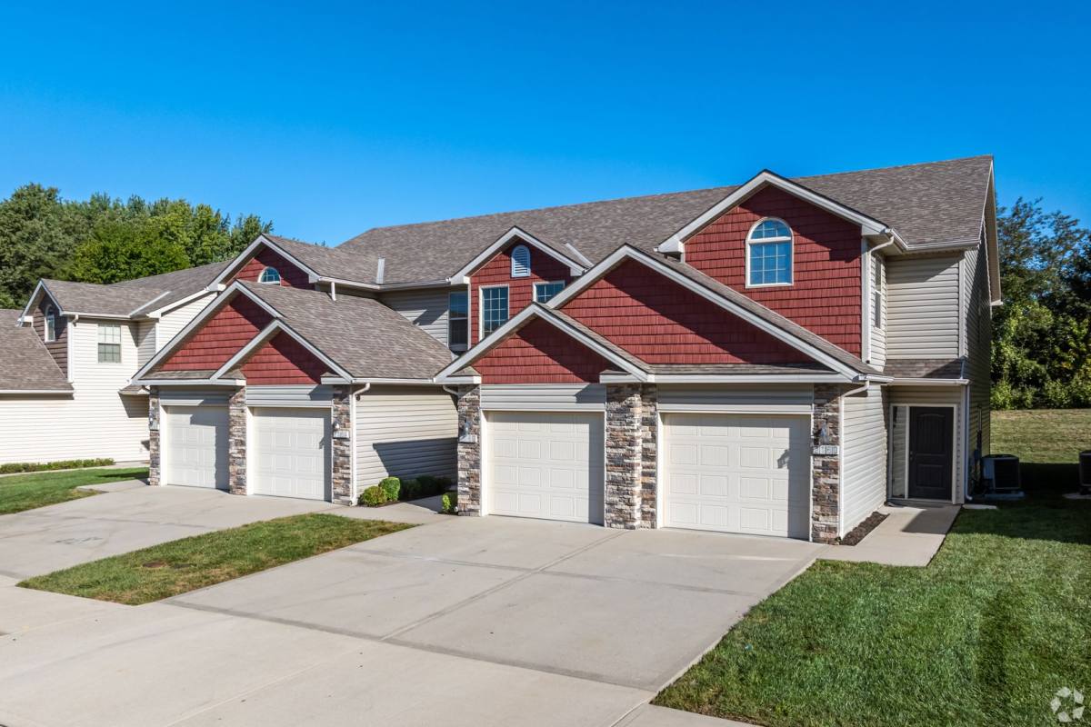 Townhouse for rent at 2090-2096 SW Timbertrace Lane, Lees Summit, MO 64082