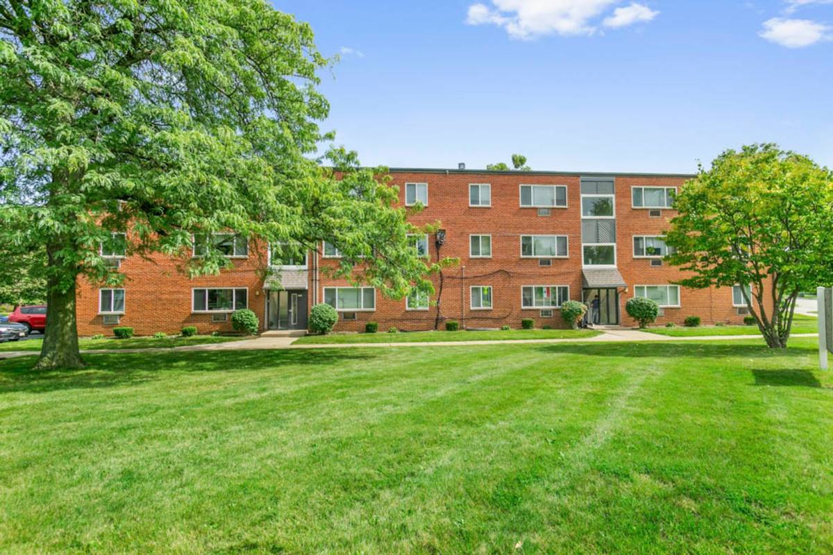 Apartment for rent at 2021 Western Ave, Waukegan, IL 60087