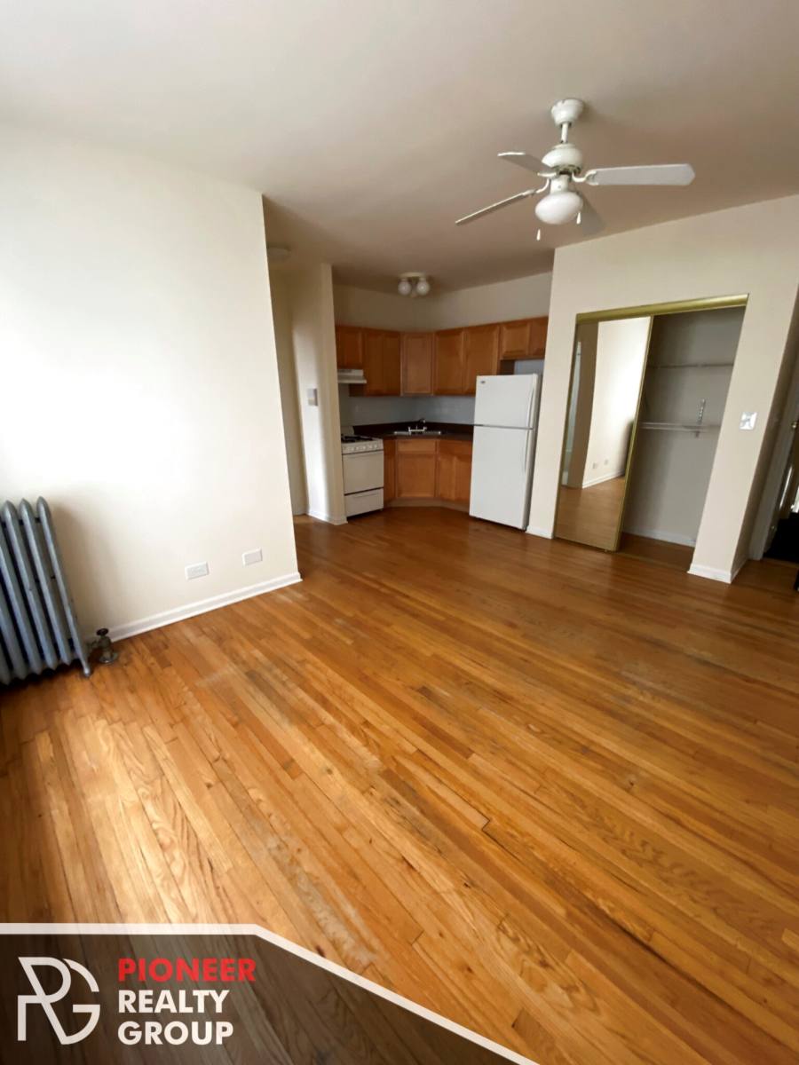Apartment for rent at 910 W Dakin St, Chicago, IL 60613
