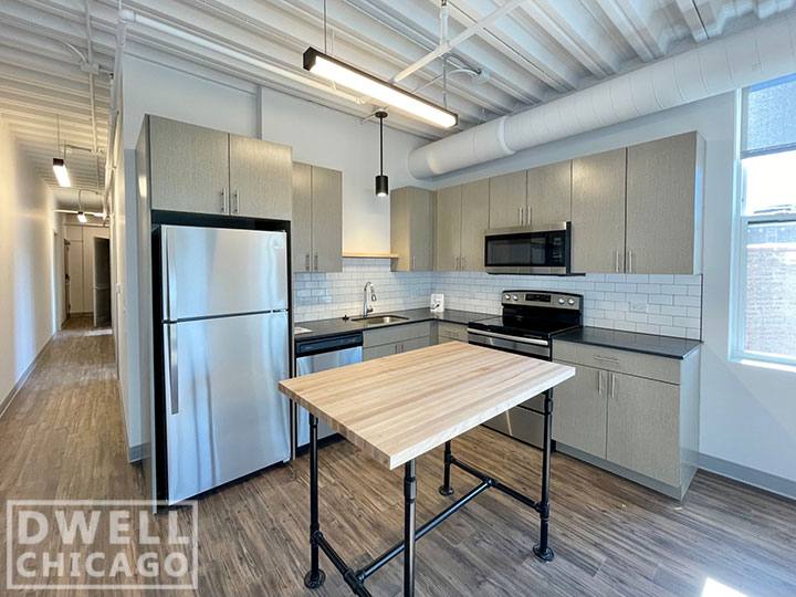 Apartment for rent at 949 W Dakin St, Chicago, IL 60613