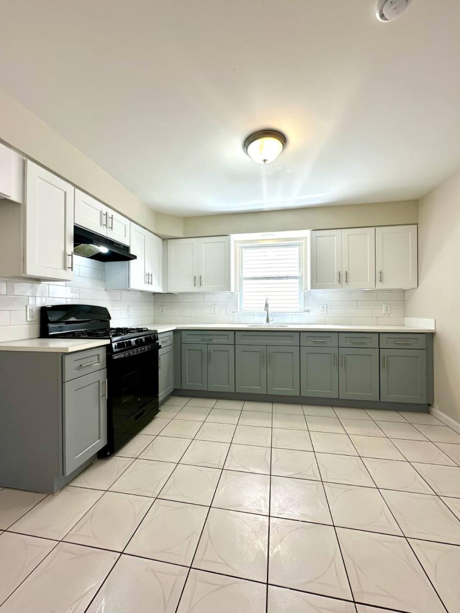 Townhouse for rent at 33 Halstead St #1, Newark, NJ 07106