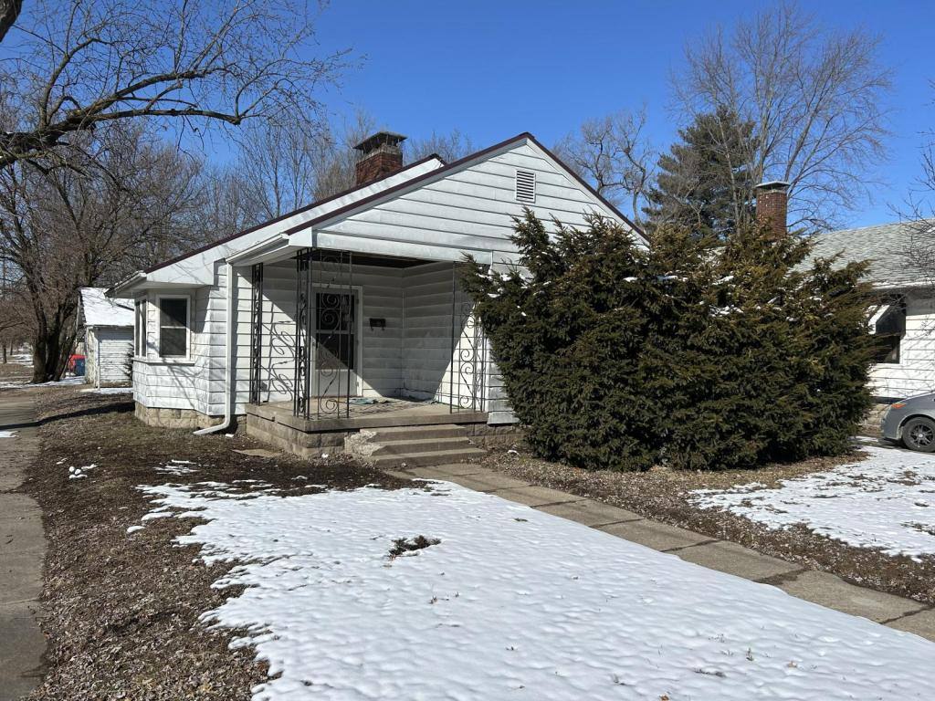 House for rent at 817 S 25th St, Terre Haute, IN 47803