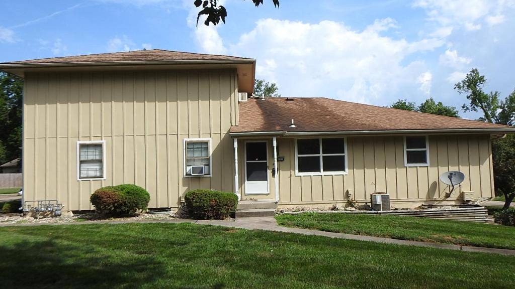 Townhouse for rent at 11244 E 71st Terrace, Kansas City, MO 64133