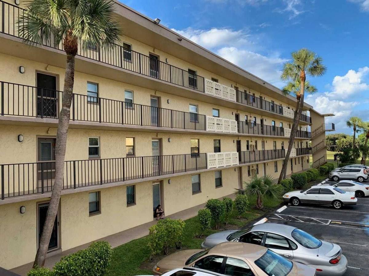 Condo for rent at 9355 SW 8th St, Boca Raton, FL 33428