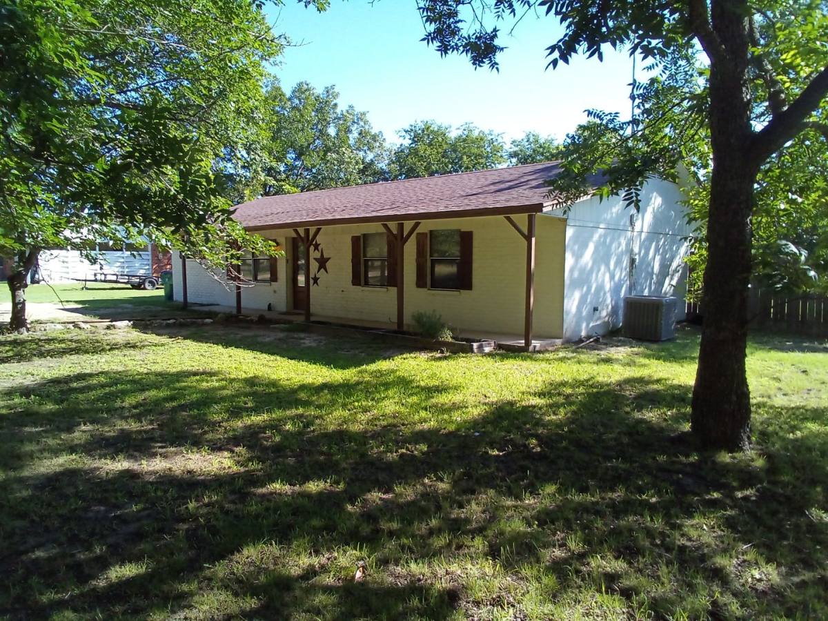 House for rent at 1972 County Rd, Lampasas, TX 76550