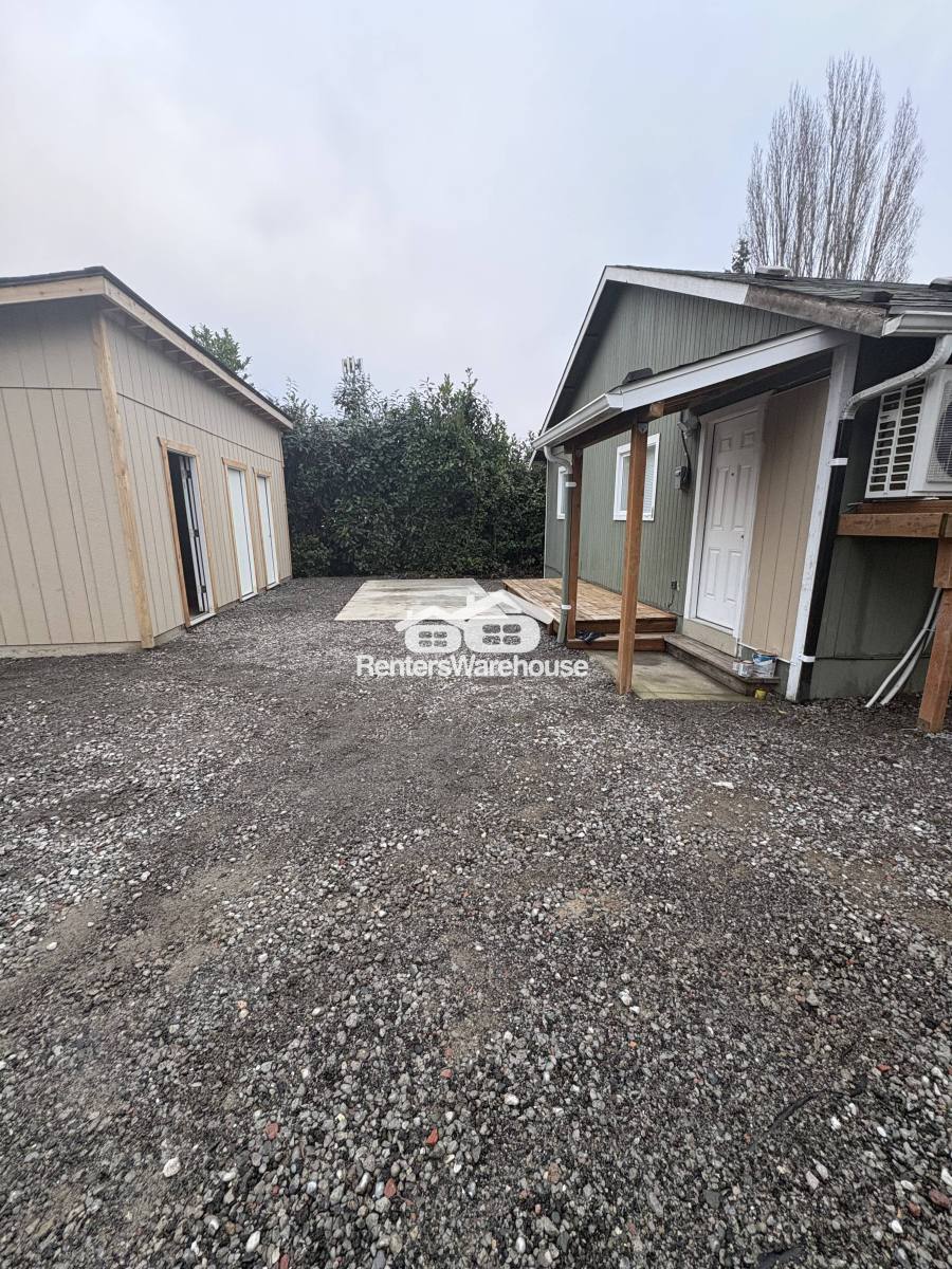 Townhouse for rent at 1650 SW 114th St #B, Seattle, WA 98146
