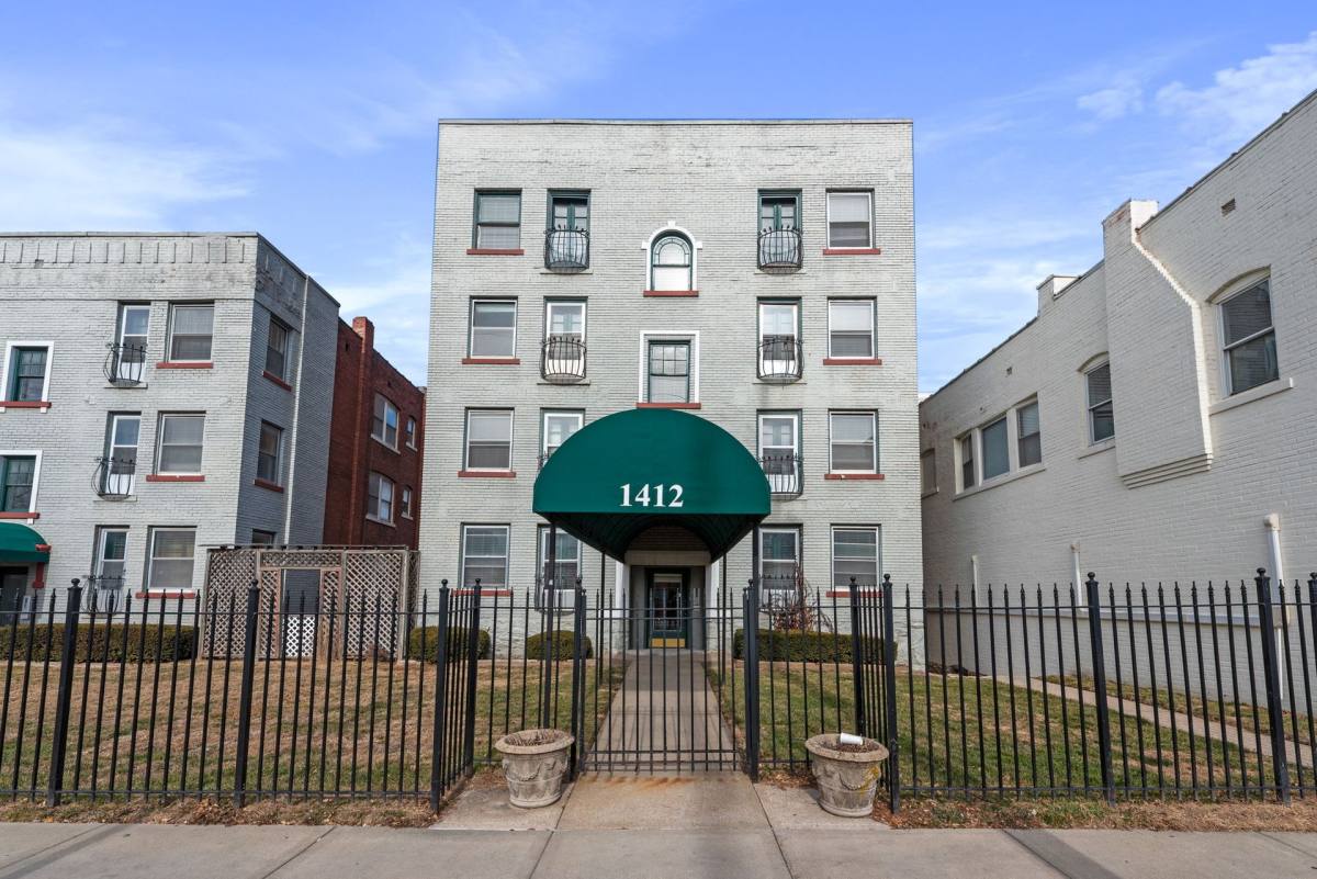 Apartment for rent at 1412-1414 W 39th St, Kansas City, MO 64111
