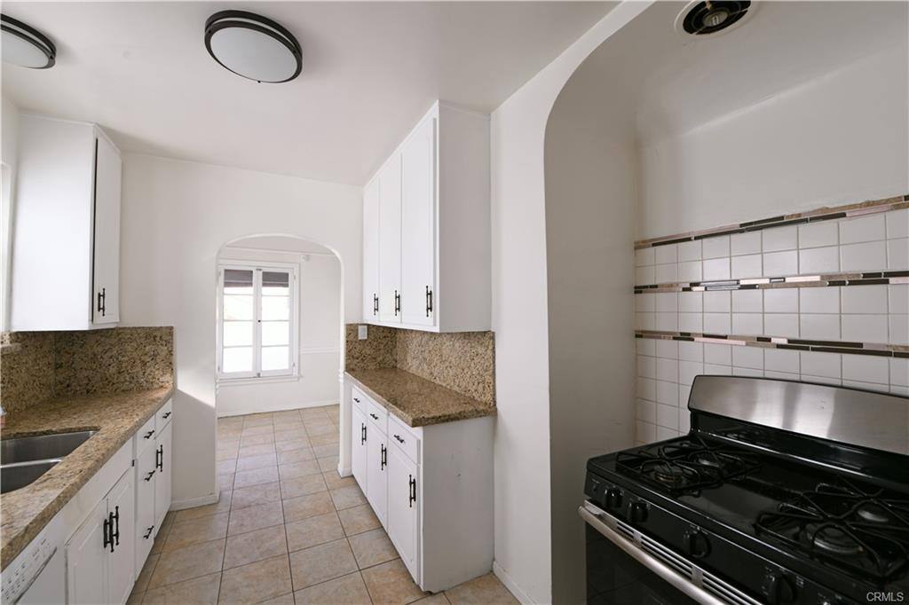Apartment for rent at 915 S Le Doux Rd, Los Angeles, CA 90056