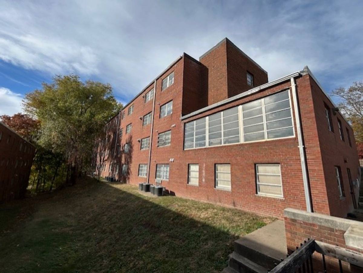 Apartment for rent at 1607 W 12th St, Davenport, IA 52804