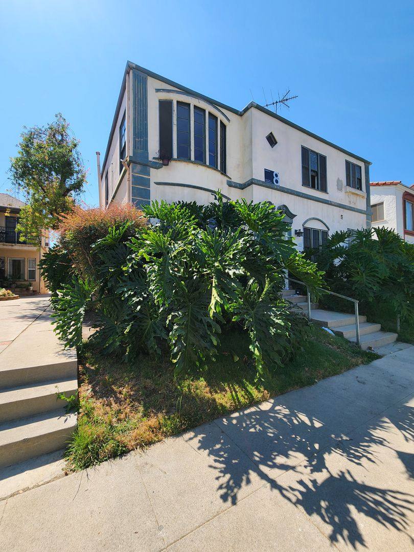 Apartment for rent at 337 N Gardner St, Los Angeles, CA 90036