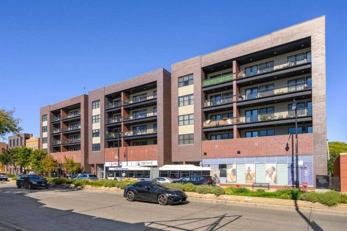 Apartment for rent at 1822 W Irving Park Rd, Chicago, IL 60613