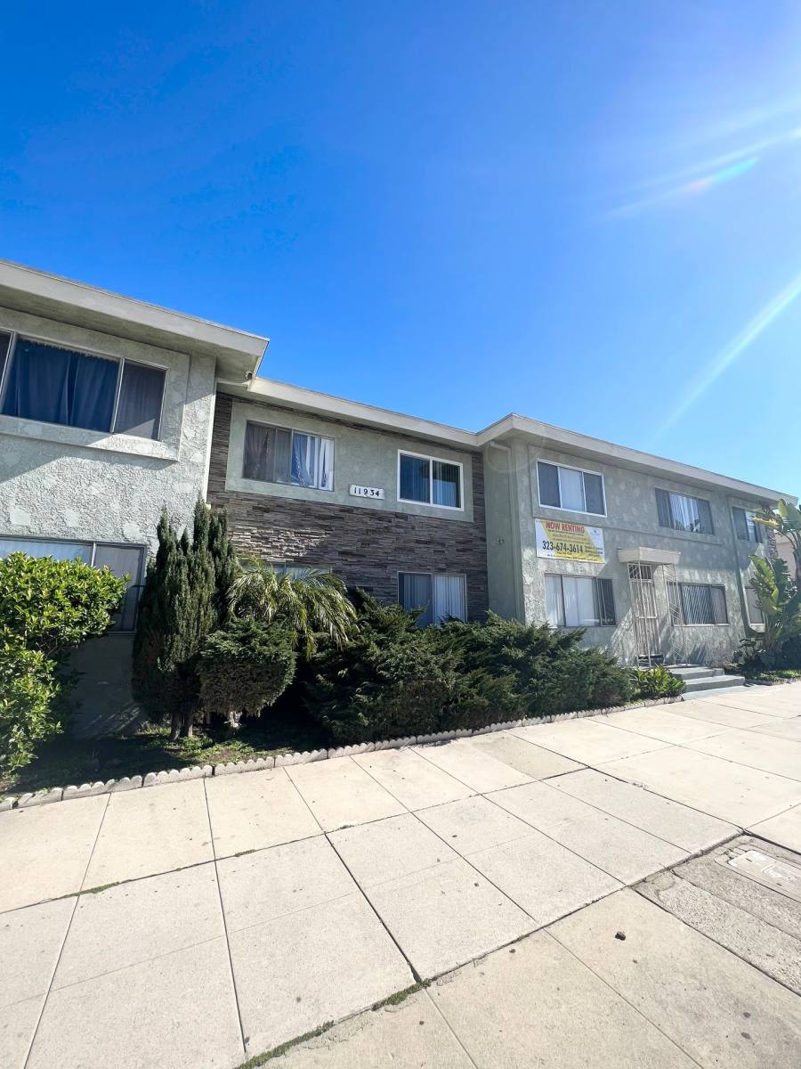 11934 Acacia Ave, Hawthorne, CA 90250