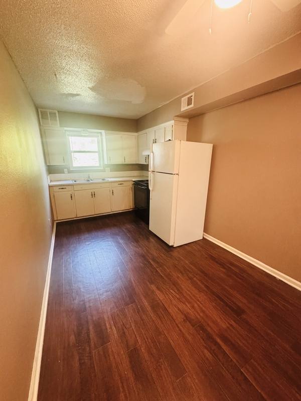 Apartment for rent at 1413 W Maple Ave, Independence, MO 64050