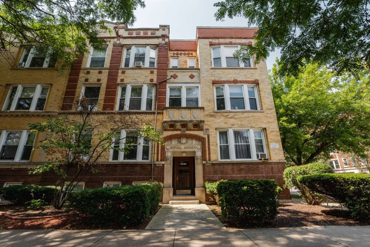 Apartment for rent at 1945-1955 W Montrose Ave, Chicago, IL 60613