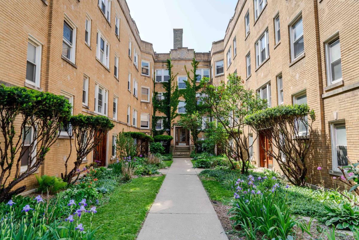 Apartment for rent at 2557-2565 W Montrose Ave, Chicago, IL 60618