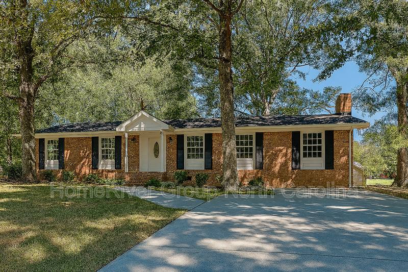 House for rent at 136 Old Meadowbrook Rd, Mooresville, NC 28115