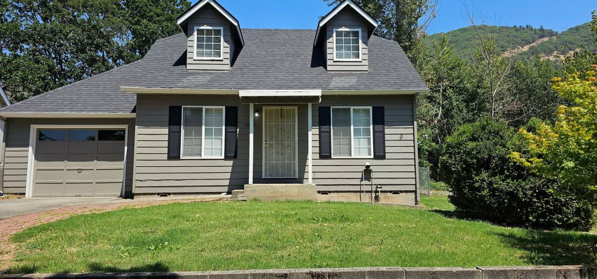 House for rent at 1090 Hefley St, Grants Pass, OR 97526