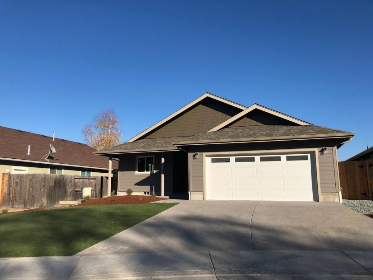 House for rent at 2905 SW Shimmer Lane, Grants Pass, OR 97527
