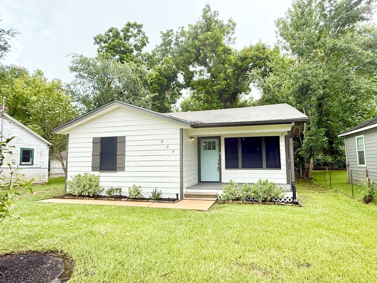 824 Anderson St, Angleton, TX 77515
