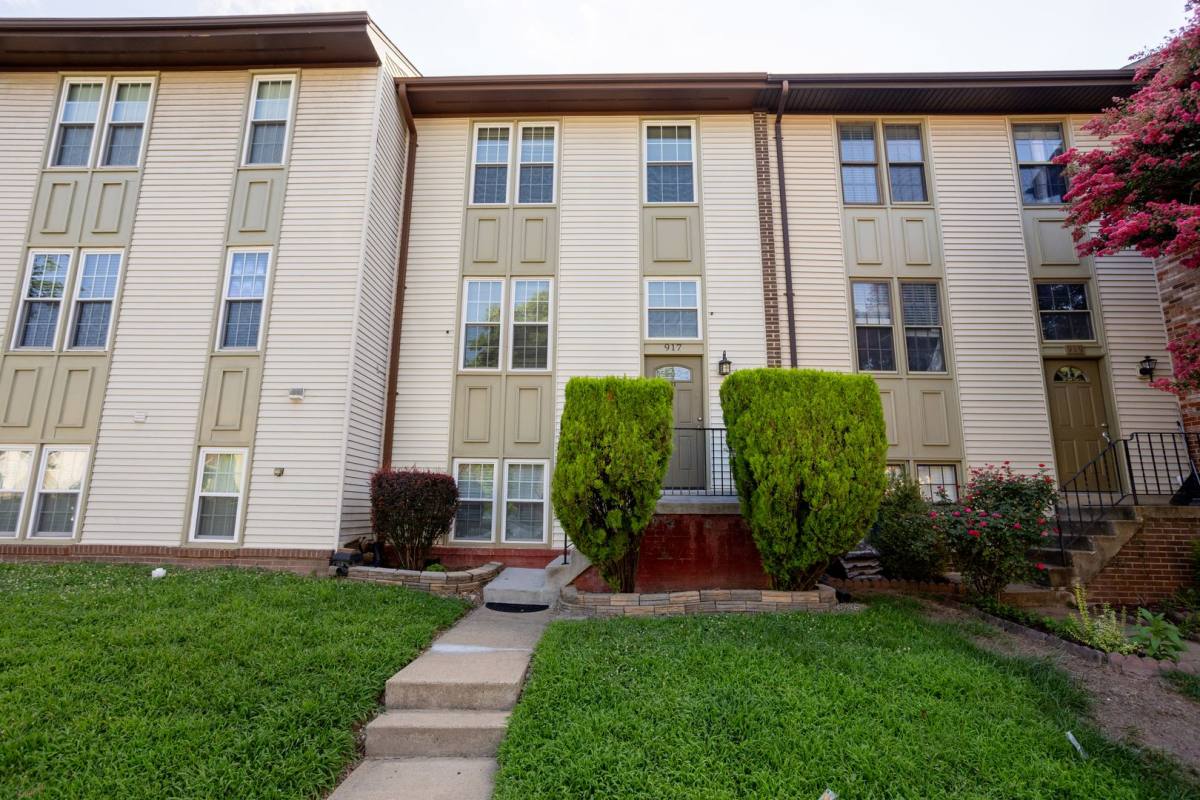Townhouse for rent at 917 Branch Dr, Herndon, VA 20170