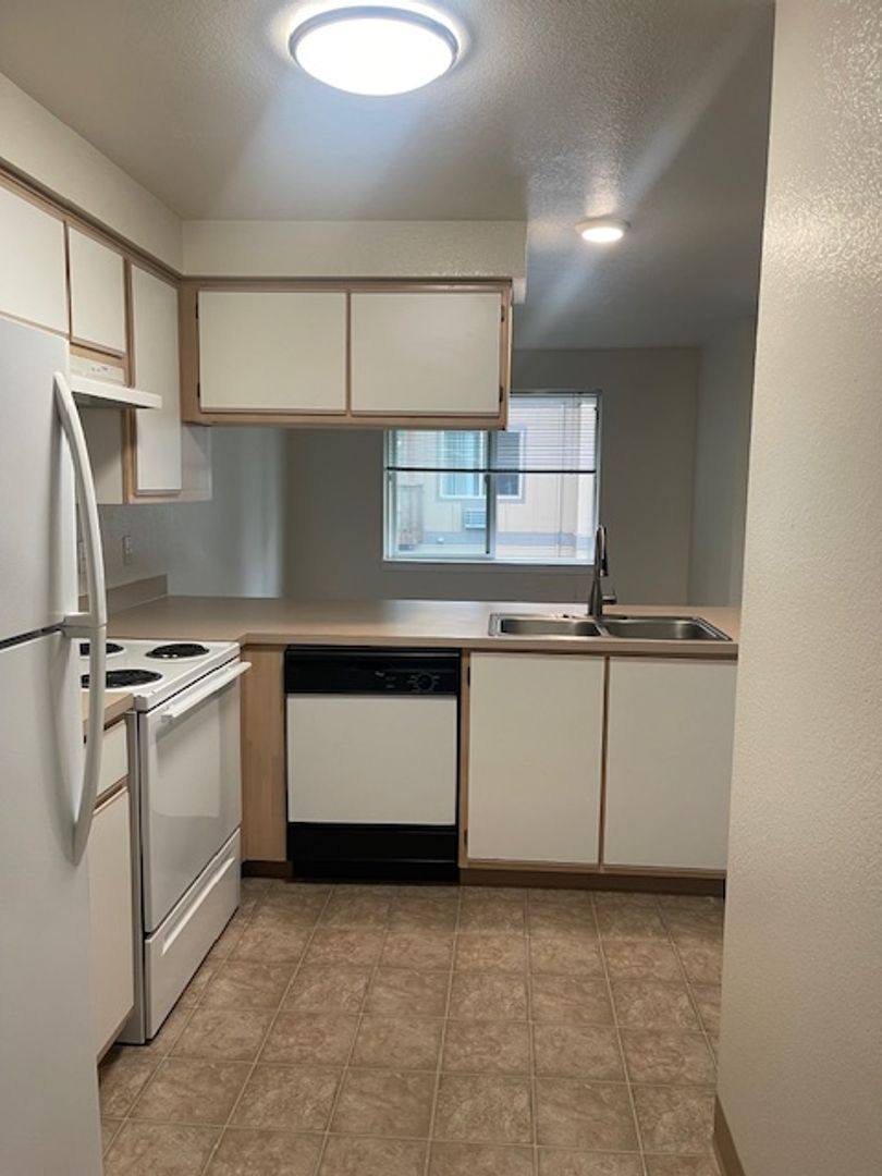 Townhouse for rent at 1380 Seattle Slew Dr SE, Salem, OR 97317