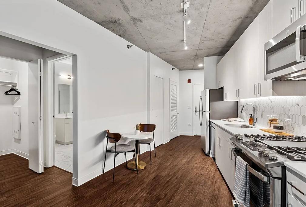 Apartment for rent at 918 W School St, Chicago, IL 60657