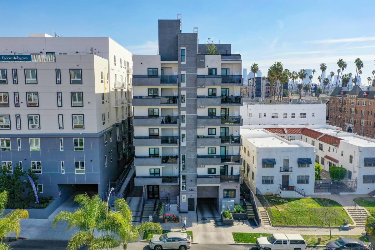 House for rent at 848 South Mariposa Avenue, 846 S Mariposa Ave, Los Angeles, CA 90005