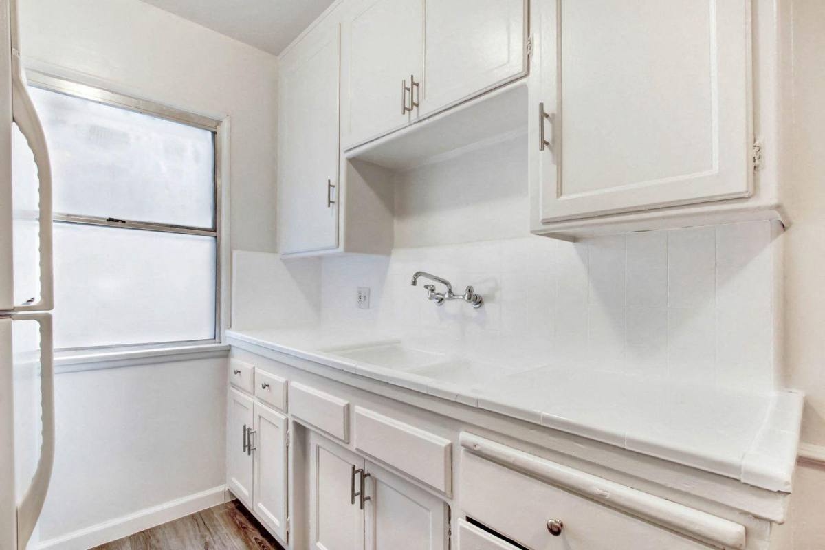 Apartment for rent at 144 N Oxford Ave, Los Angeles, CA 90004