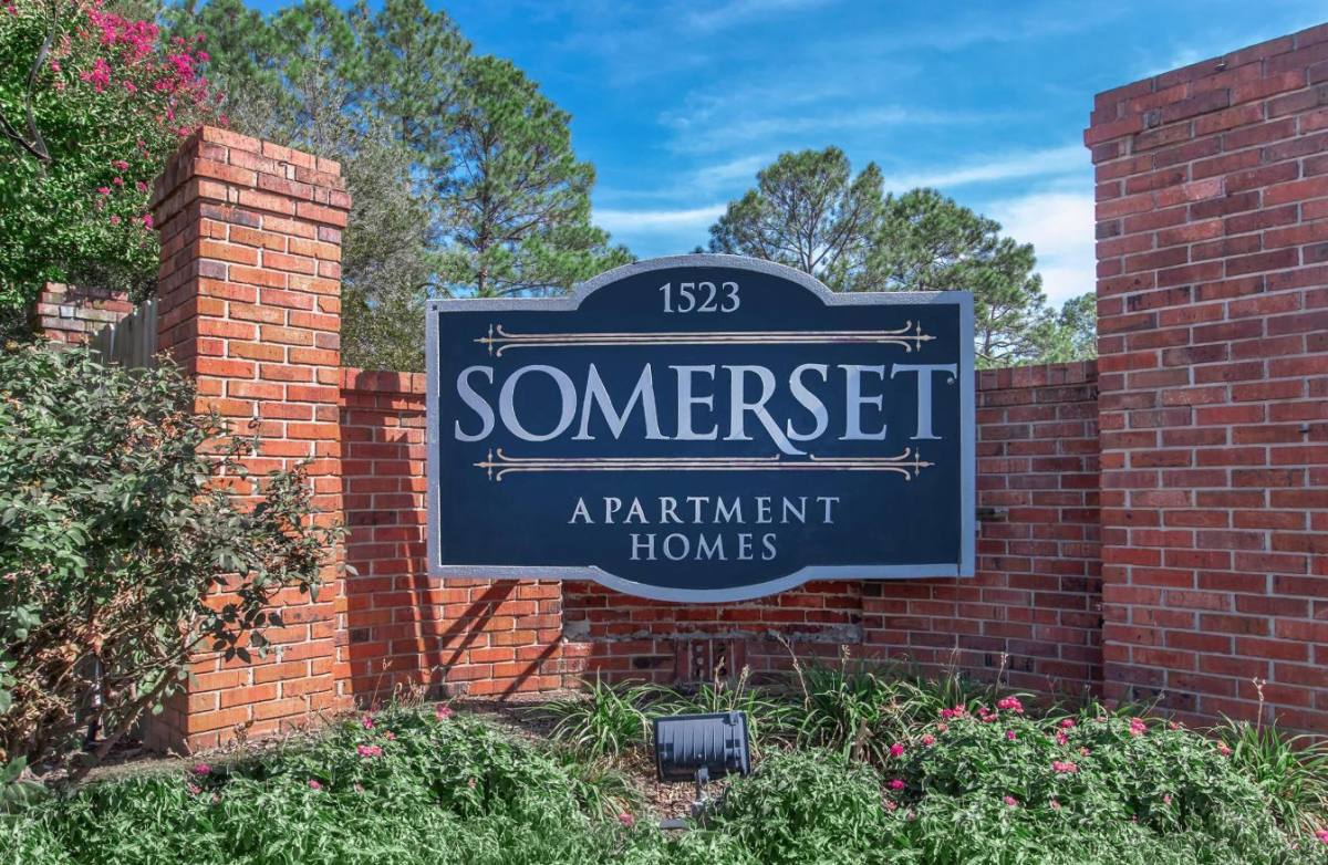 Apartment for rent at Somerset Apartment Homes, 1523 E County Line Rd, Jackson, MS 39211