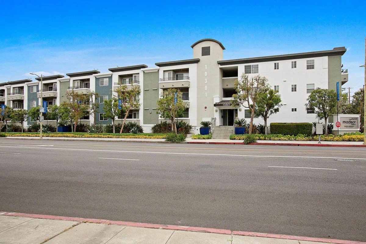 Apartment for rent at 10407 Magnolia Blvd, North Hollywood, CA 91601