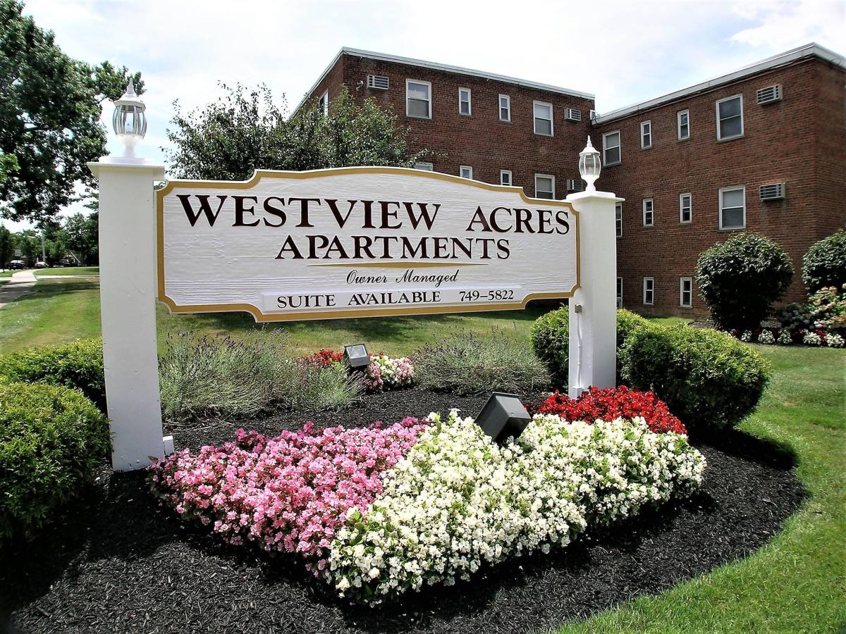 Apartment for rent at 9755 Westview Dr, Cleveland, OH 44129