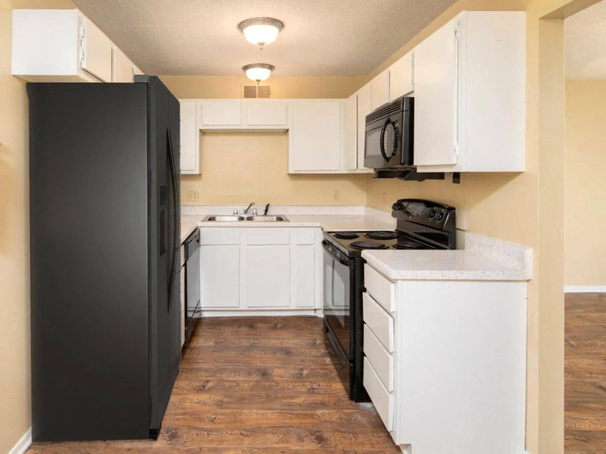 Apartment for rent at Oak Manor, 200 N Hills St, Meridian, MS 39305