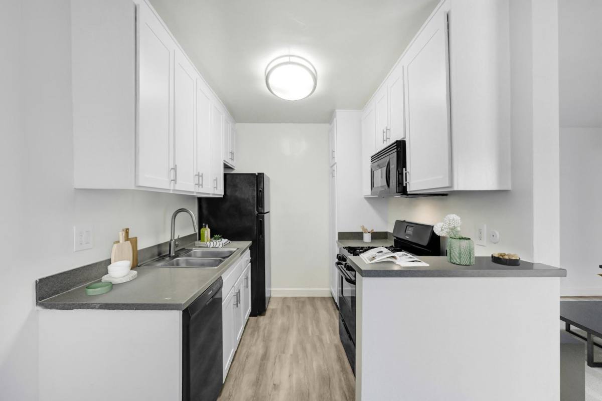 Apartment for rent at 5919 Reseda Boulevard, 5919-5931 Reseda Blvd, Tarzana, CA 91356