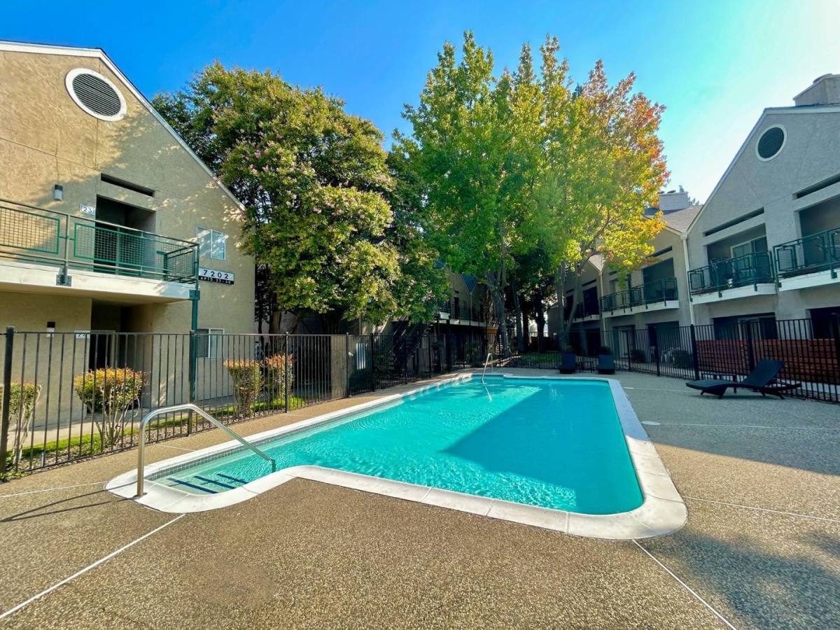 7200 Gloria Dr, Sacramento, CA 95831
