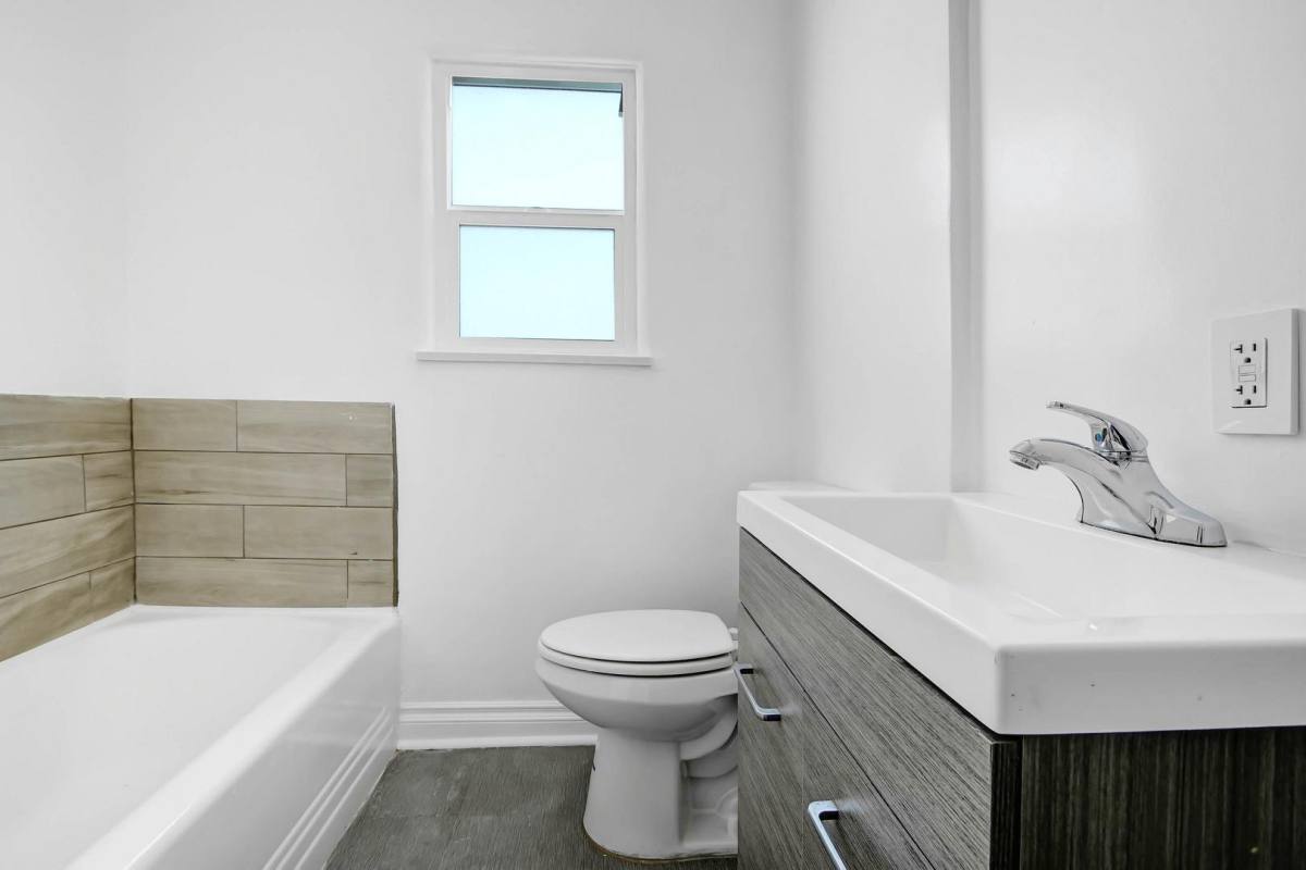 Apartment for rent at 1929 Wilcox Avenue, 1931 Wilcox Ave, Los Angeles, CA 90068