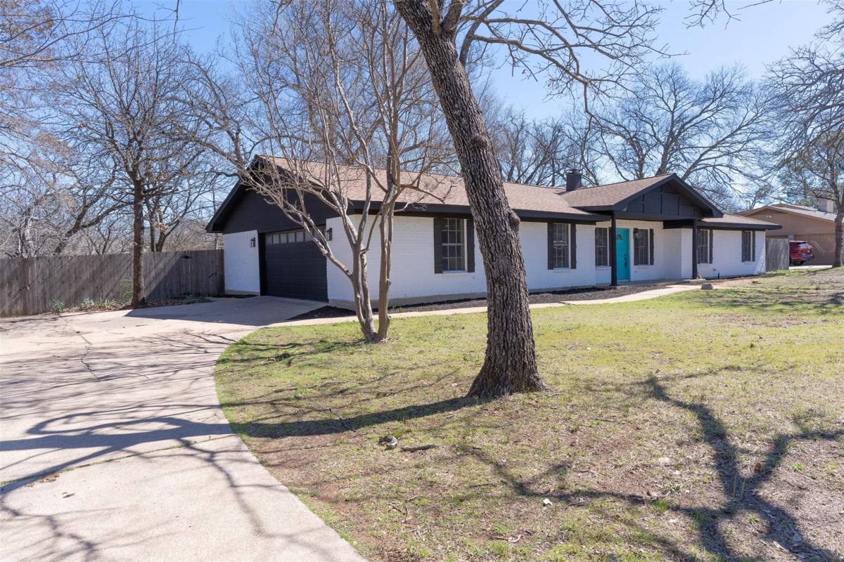 House for rent at 105 Timber Ridge Circle, Burleson, TX 76028